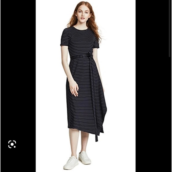 Short sleeve crew neck. Asymmetrical hem with slit at left side. - Picture 1 of 4